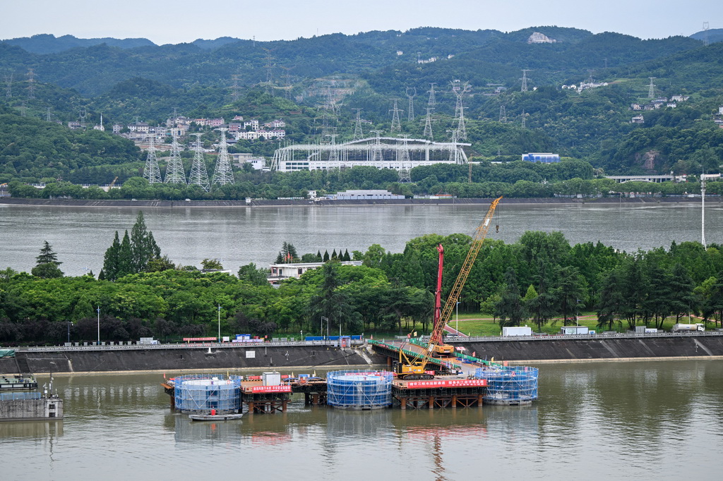 6月8日拍摄的三峡水运新通道工程葛洲坝航运扩能施工现场。新华社记者 杜子璇 摄