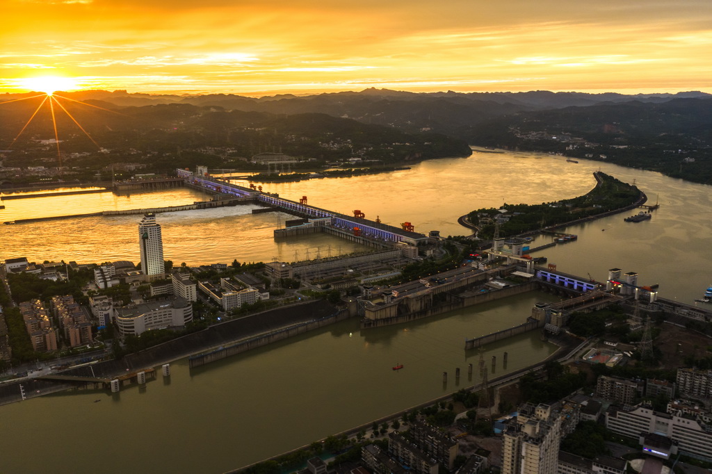 6月8日，夕阳映照在三峡水运新通道工程葛洲坝航运扩能施工现场。新华社记者 肖艺九 摄