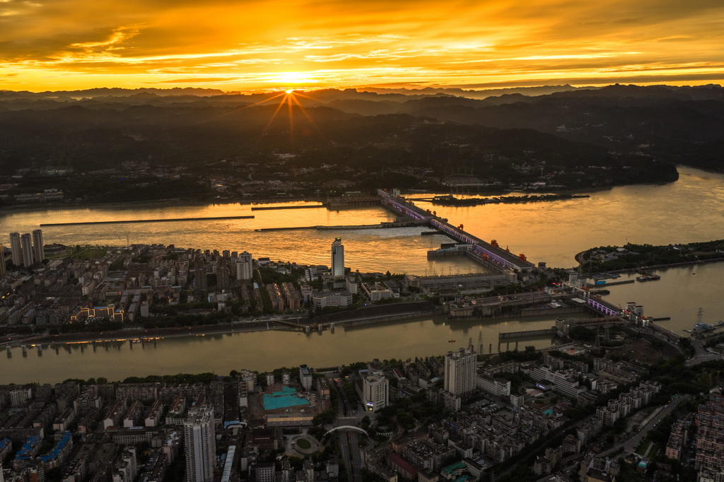 6月8日，夕阳映照在三峡水运新通道工程葛洲坝航运扩能施工现场。新华社记者 肖艺九 摄