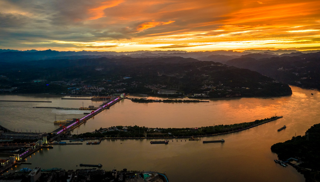 6月8日,夕阳映照在三峡水运新通道工程葛洲坝航运扩能施工现场。新华社记者 肖艺九 摄