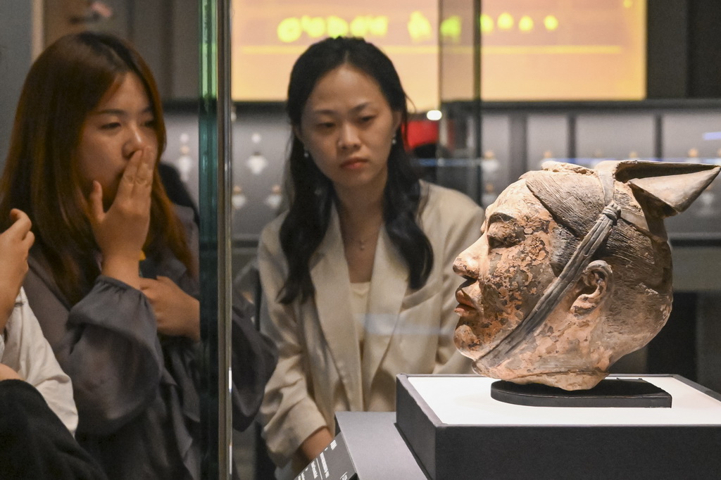 6月9日,在“肇兴中国”展览上,媒体人员在展品前驻足观看。