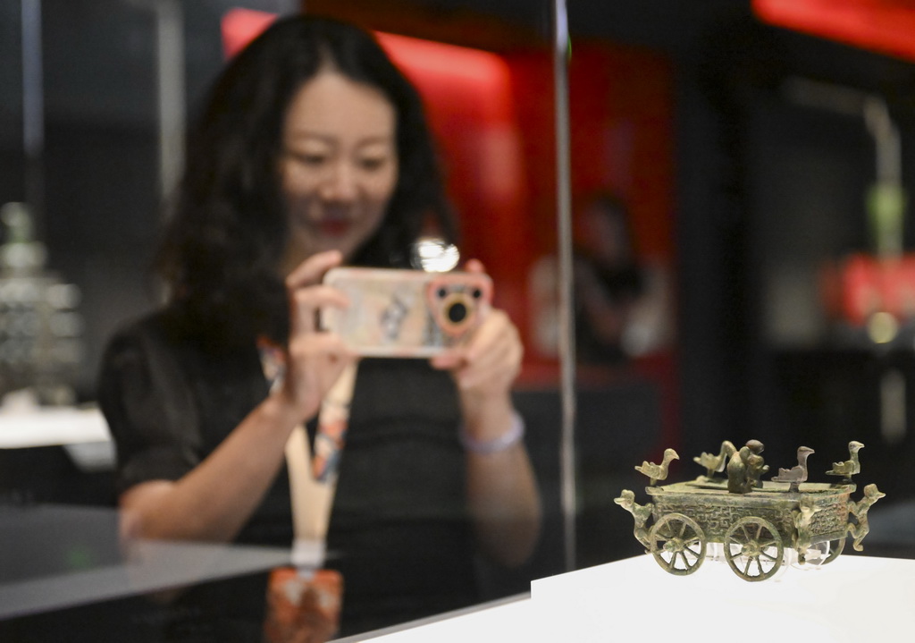 6月9日，媒体人员在“肇兴中国”展览上拍摄展品。