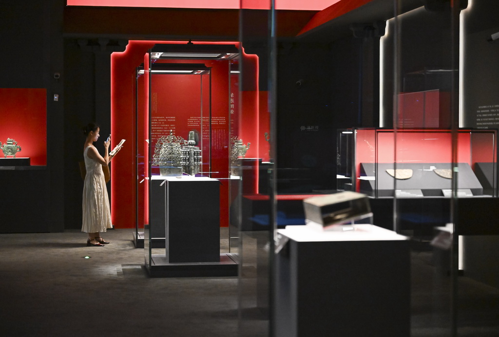 6月9日，媒体人员在“肇兴中国”展览上拍摄展品。