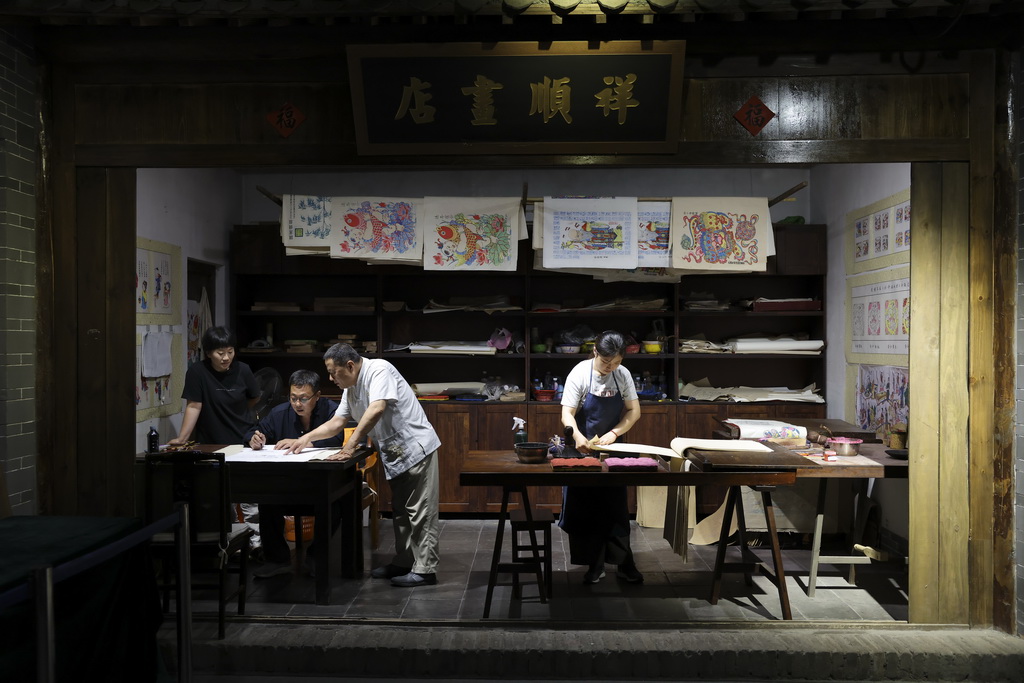 6月6日，藝人在衡水武強年畫博物館裡制作木版年畫。新華社記者 楊晨光 攝