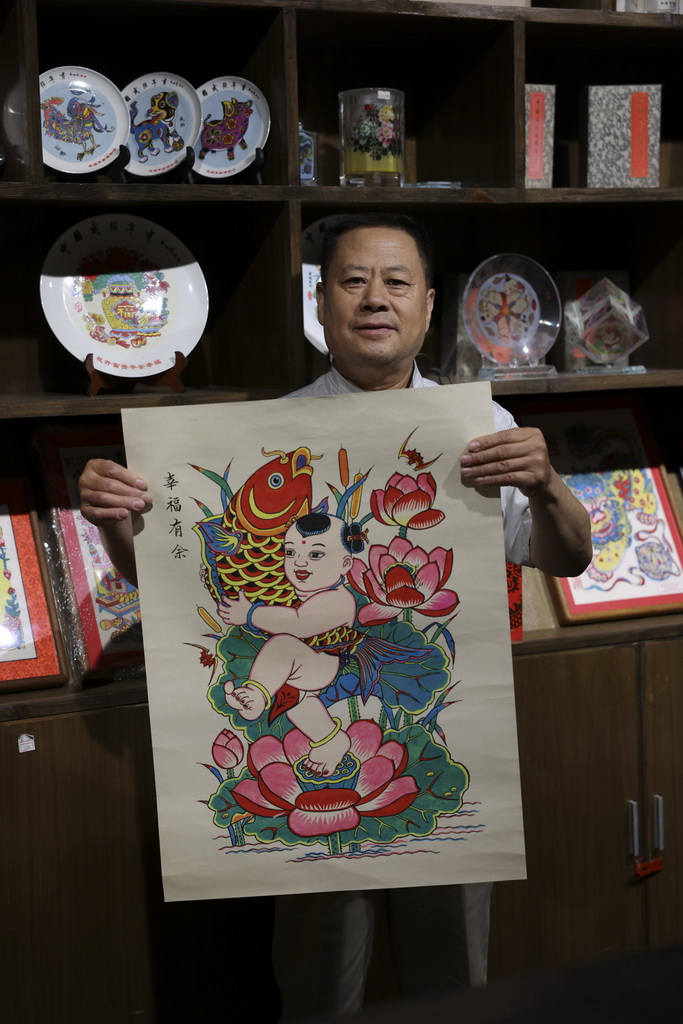 6月6日，武强木版年画代表性传承人康英勤在衡水武强年画博物馆展示木版年画。新华社记者 杨晨光 摄