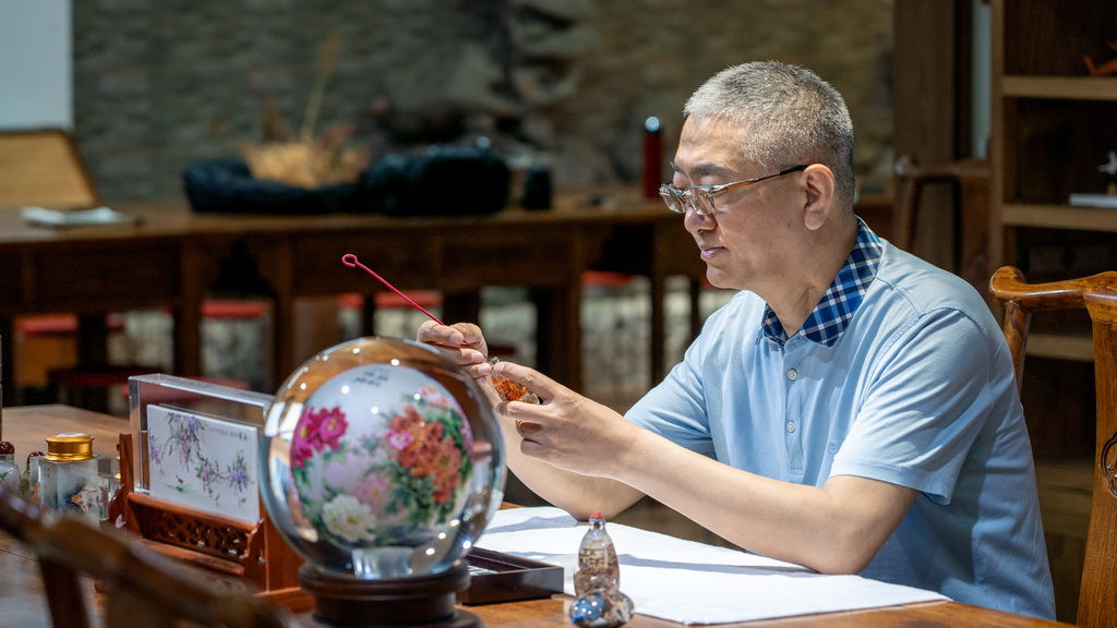 6月7日，在衡水内画艺术博物馆，馆长王自勇在进行内画创作。新华社记者 唐成卓 摄