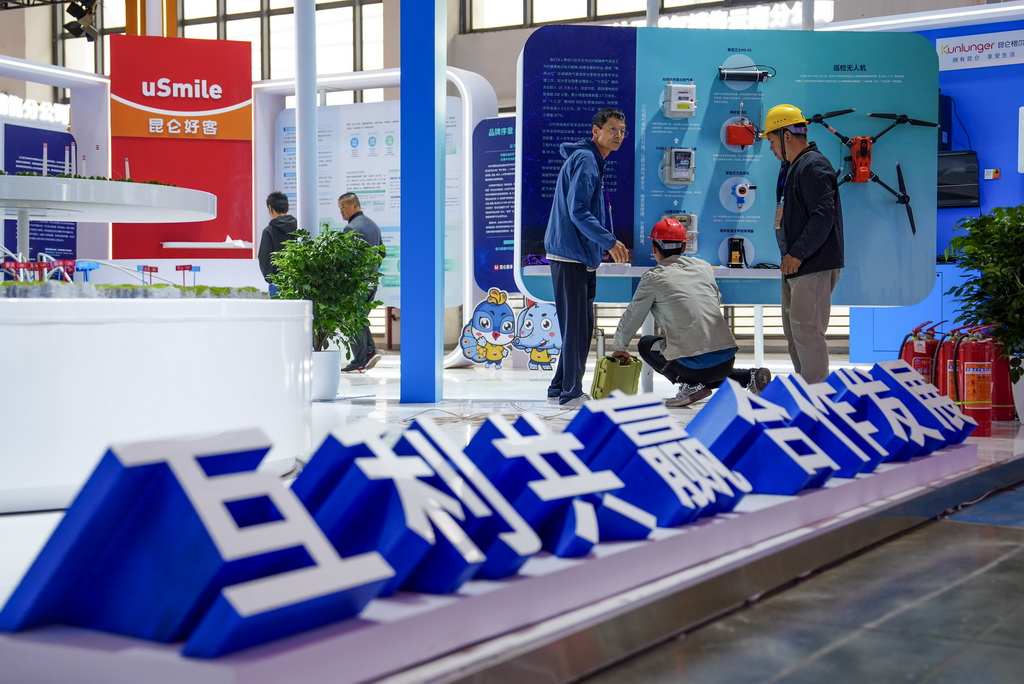 6月9日，工作人员在第10届中国—南亚博览会绿色能源馆布展。