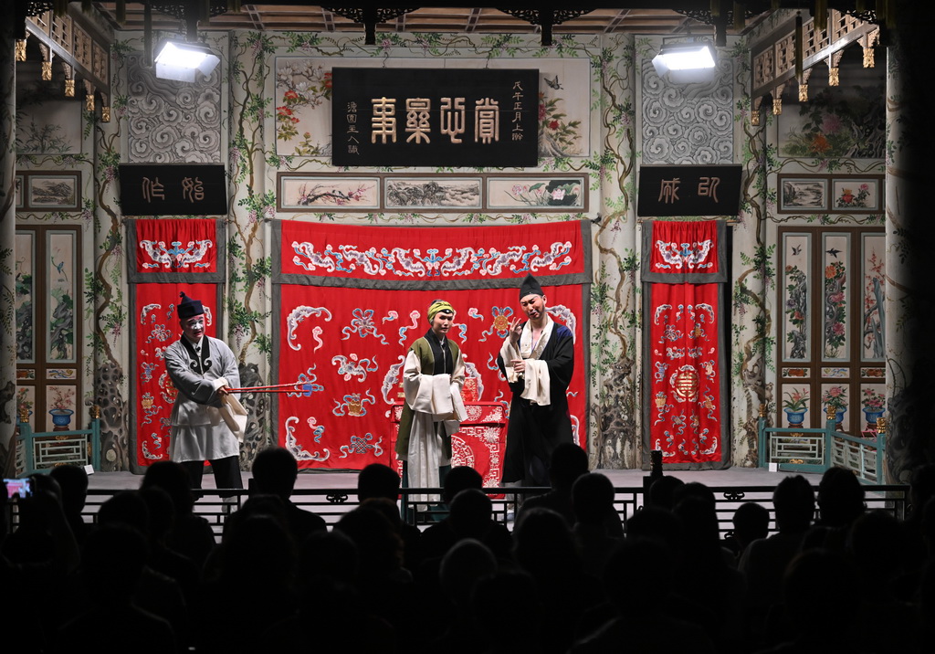 6月9日，上海昆剧团演员在恭王府大戏楼表演《济公当酒》。