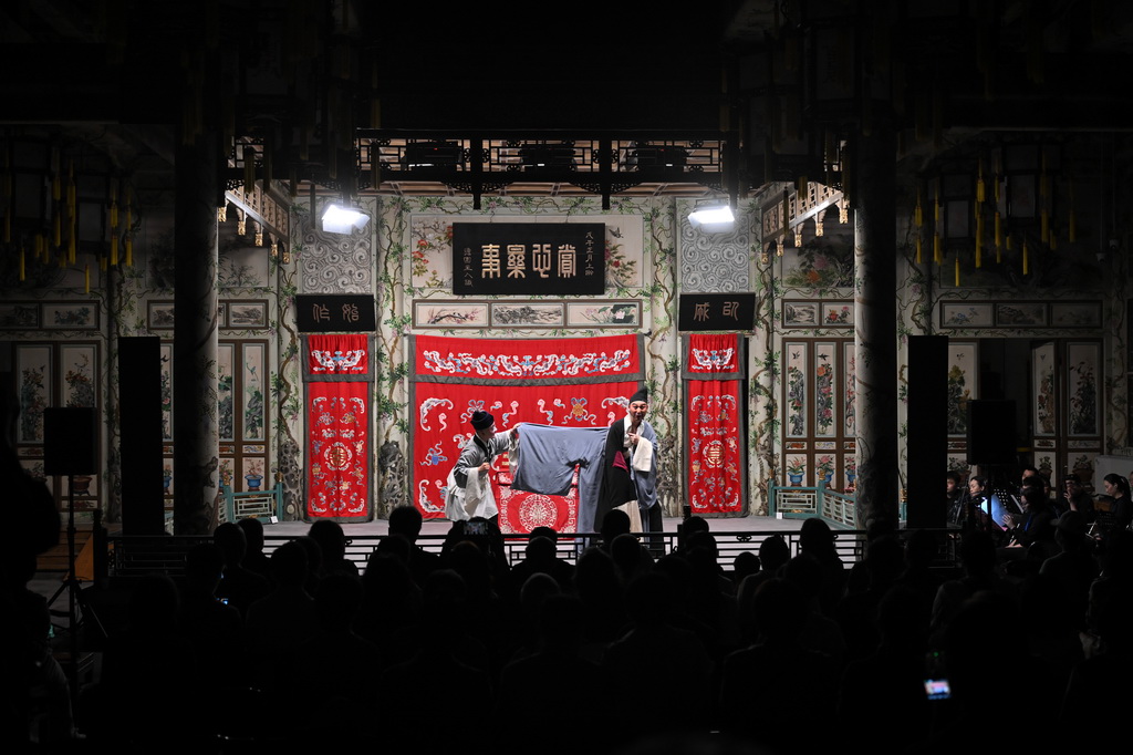 6月9日，上海昆剧团演员在恭王府大戏楼表演《济公当酒》。