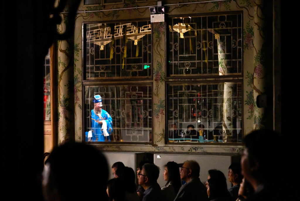 6月9日，上海昆剧团演员在恭王府大戏楼表演《借茶》。