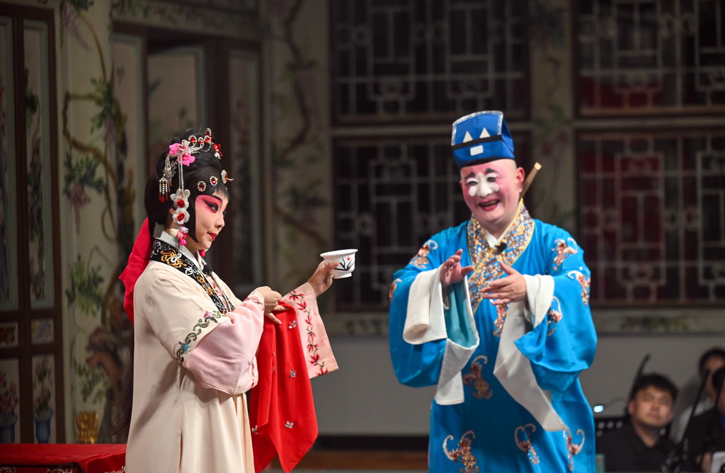 6月9日，上海昆劇團演員在恭王府大戲樓表演《借茶》。