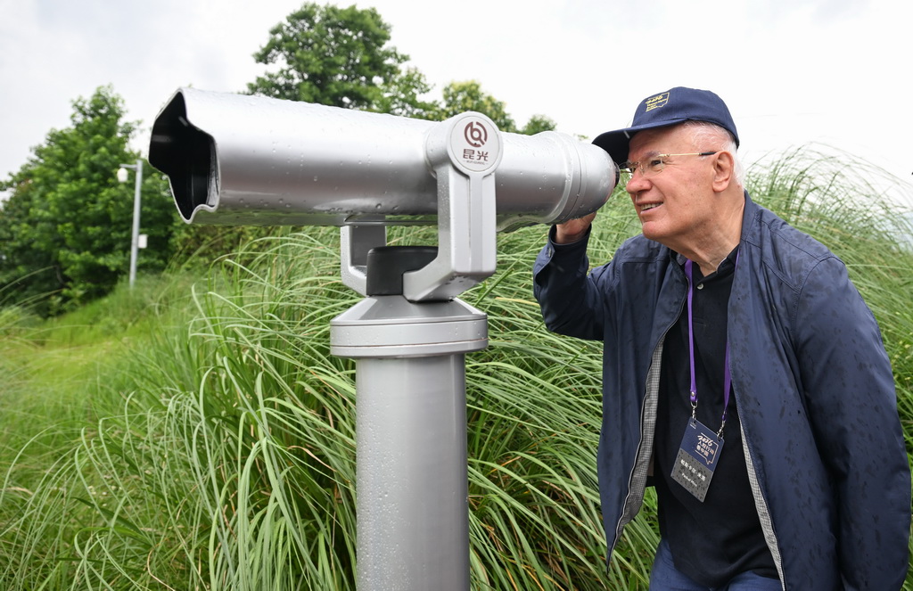 6月7日，参访代表在重庆市梁平区双桂湖国家湿地公园用望远镜观察鸟类。