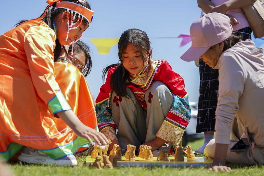 6月11日，选手们在围鹿棋比赛中。