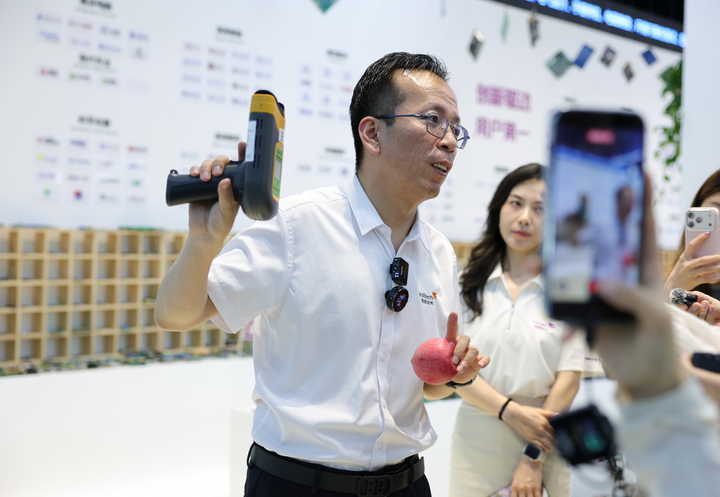 6月11日，在位於北京市豐台區的北京昱櫟技術有限公司展廳，創始人栗旭錦向來訪者介紹一款手持式水果品質無損傷檢測儀。