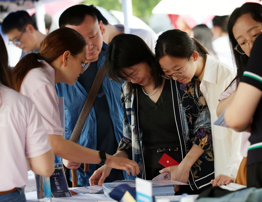 6月14日，考生和家长在了解同济大学的招生信息。