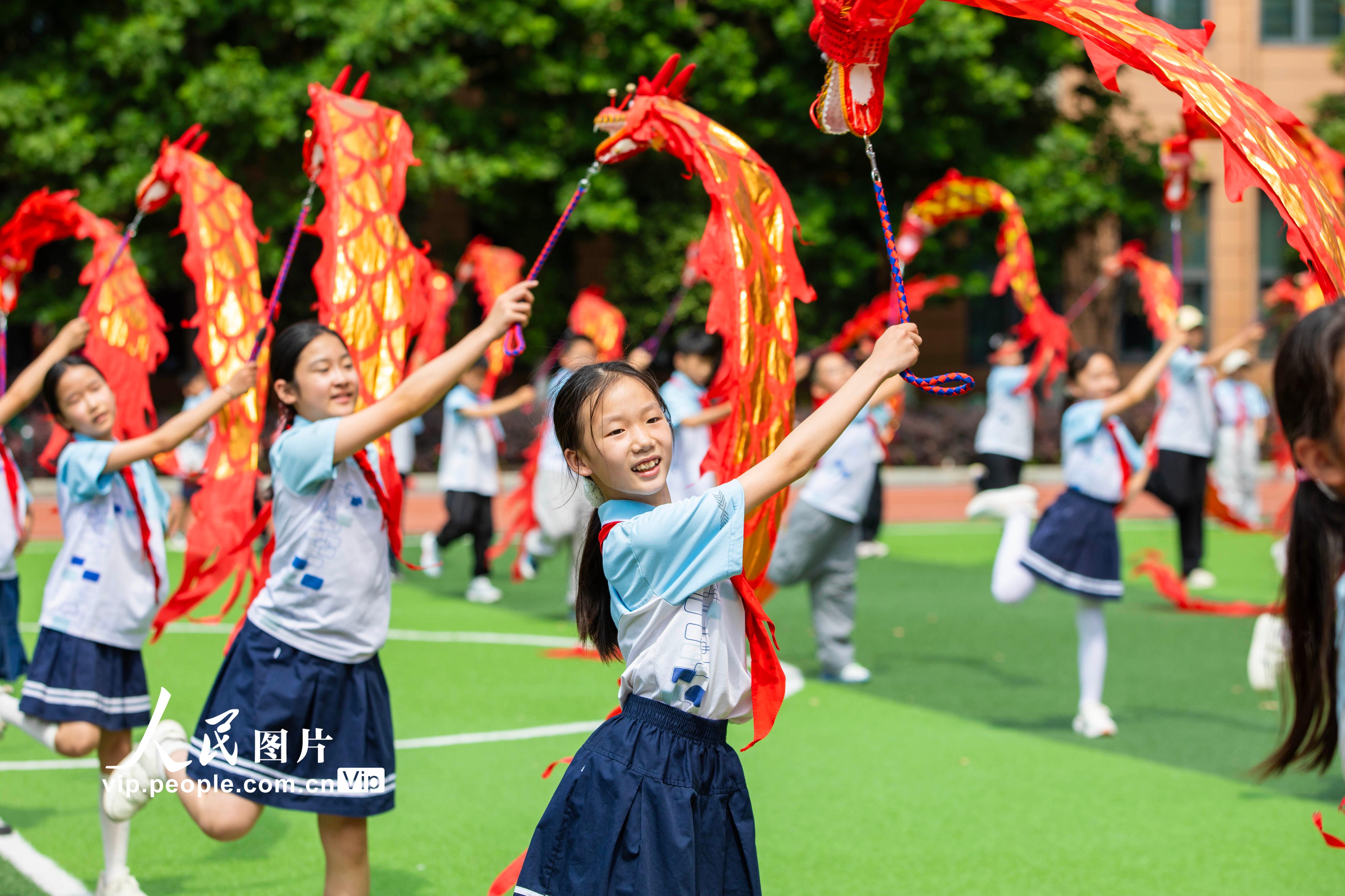 2026年6月15日，在湖北省襄阳市海容小学，学生们在大课间舞动彩带龙，喜迎端午佳节。