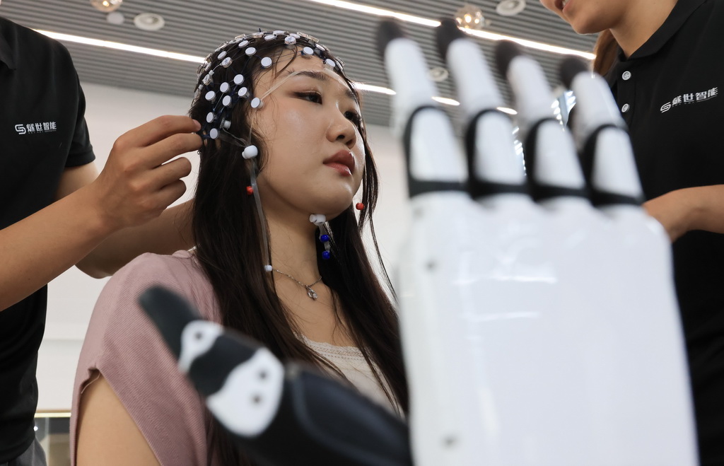 6月15日，在天开园脑机交互与人机共融海河实验室，一名女士准备体验脑机智能康复系统。新华社记者 殷刚 摄