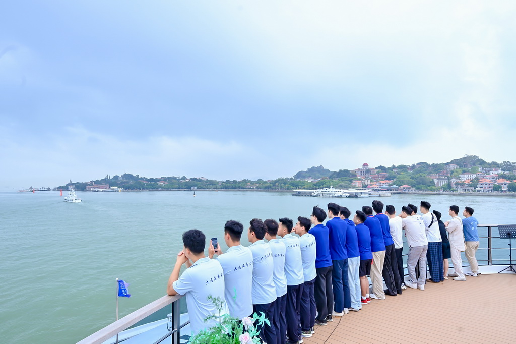 6月15日，两岸青年参访纯电海上客船“屿见77”轮。