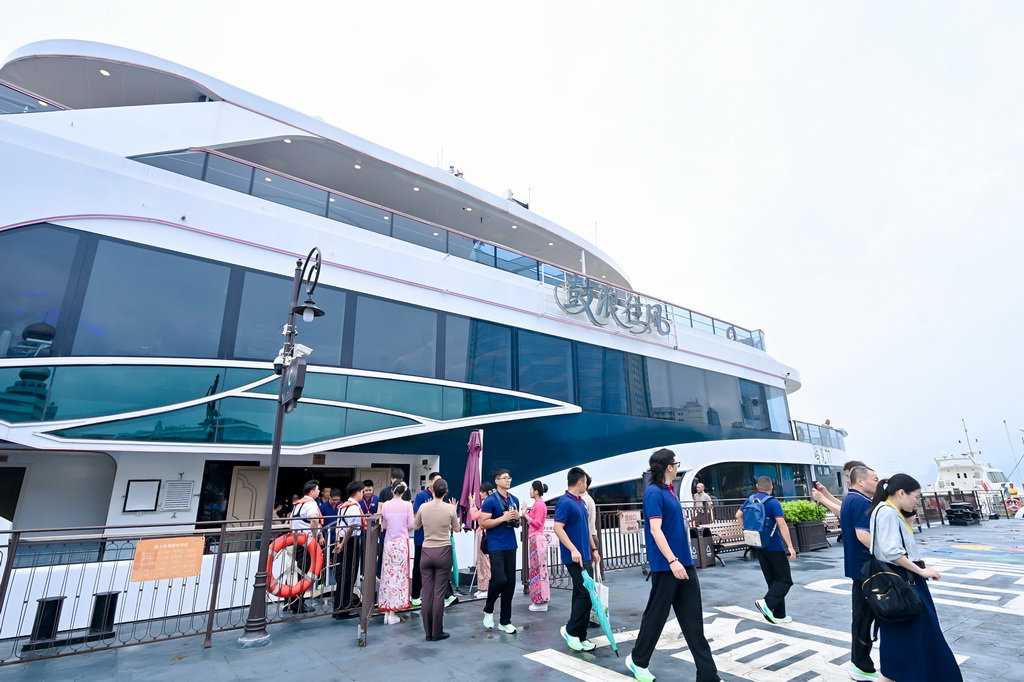 6月15日，两岸青年参访纯电海上客船“屿见77”轮。