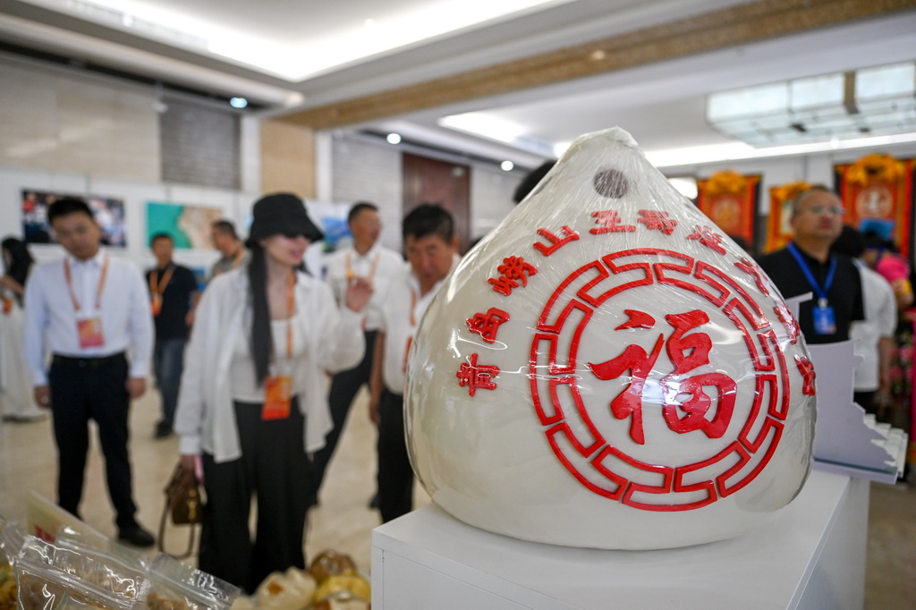这是在“非遗与风物”沿黄文创市集上展出的沿黄九省区特色非遗产品(6月16日摄)。
