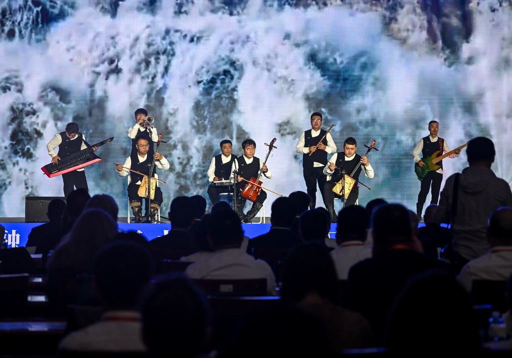 6月16日，乌海市乌兰牧骑在启动仪式上演出。
