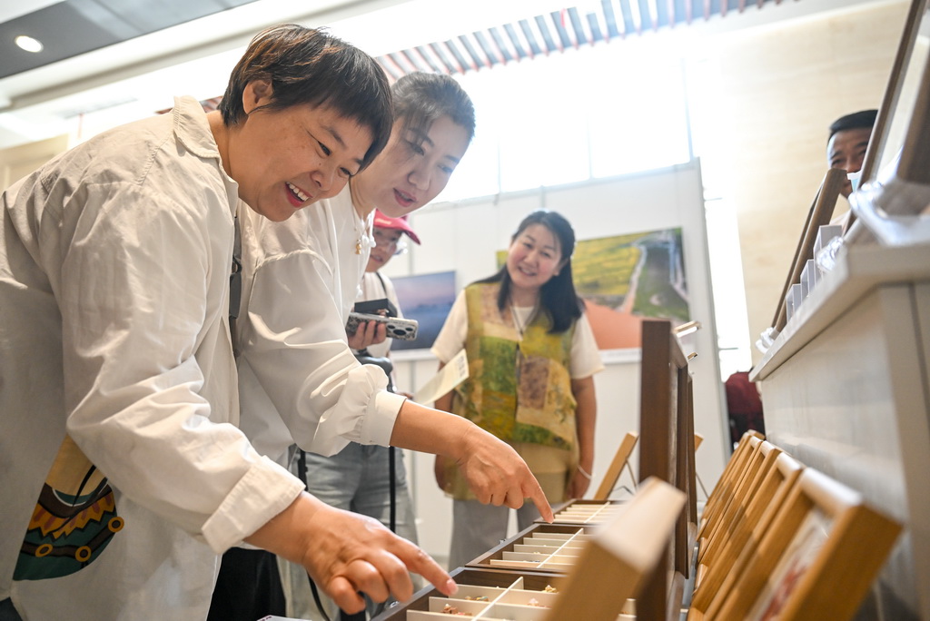 6月16日，参观者在“非遗与风物”沿黄文创市集上了解沿黄九省区特色非遗产品。