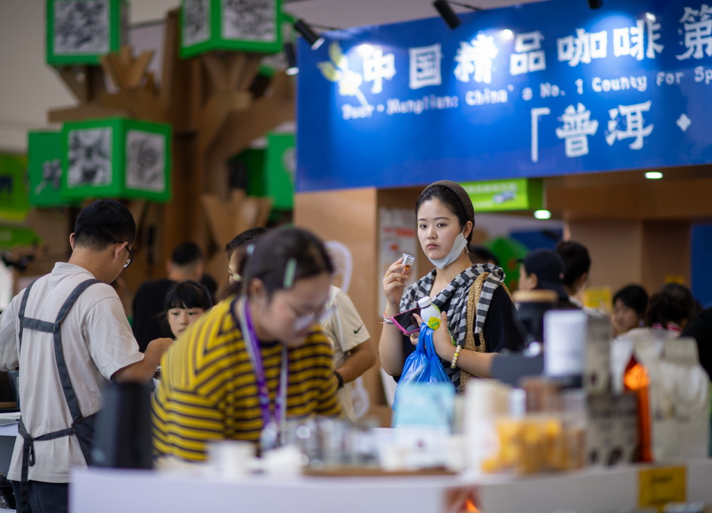 6月16日，游客在第10届中国—南亚博览会现场品尝云南咖啡。