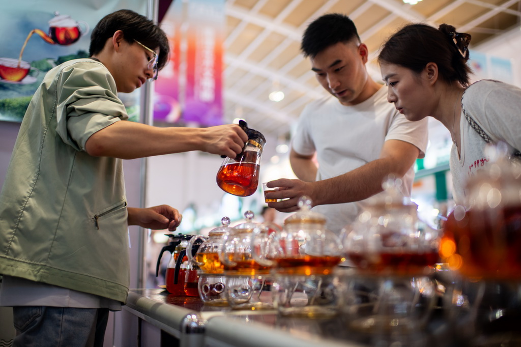 6月16日，游客在第10届中国—南亚博览会现场品尝来自斯里兰卡的红茶。