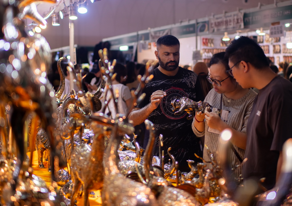 6月16日，游客在第10届中国—南亚博览会现场购买来自巴基斯坦的商品。