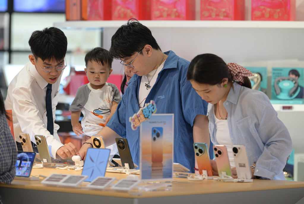 顾客在中免集团海口日月广场免税店选购离岛免税品（4月25日摄）。新华社记者 蒲晓旭 摄