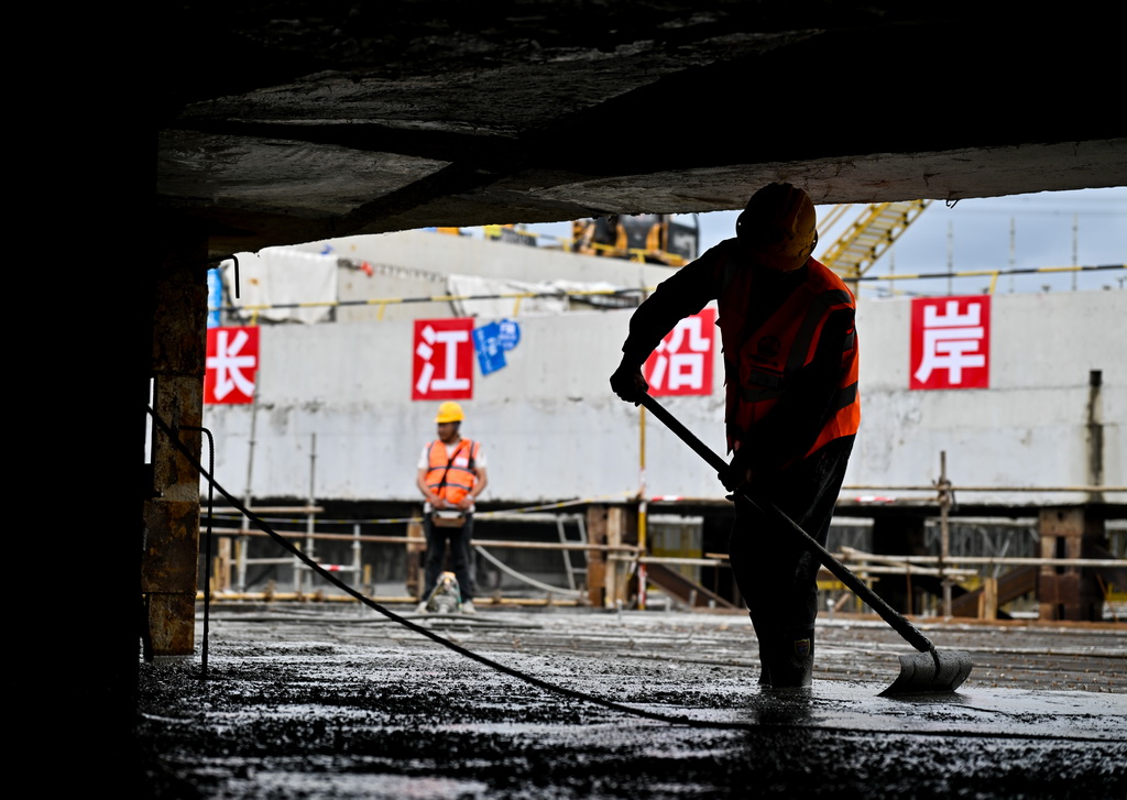 6月17日，工人在海门北站核心区基坑最后一块顶板浇筑现场作业。