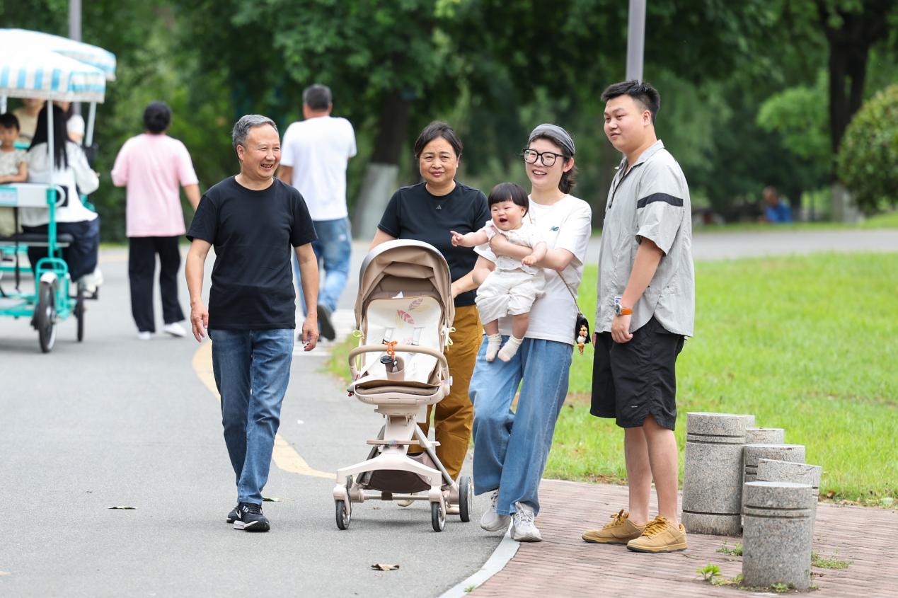 市民、游客在西安浐灞国家湿地公园休闲散步。张武军摄
