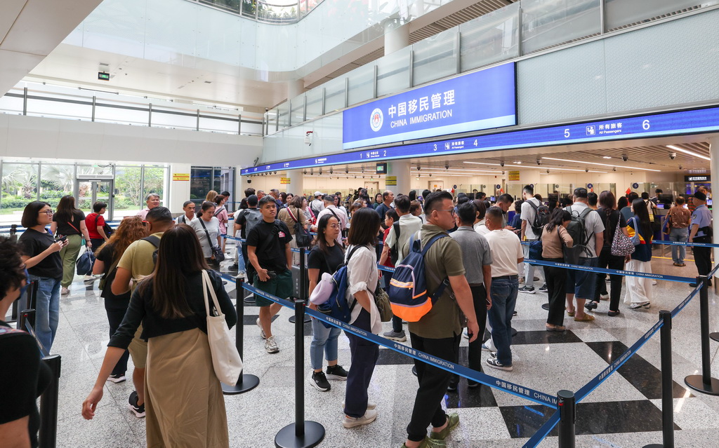 入境旅客在海口美兰边检站排队等待办理边检手续（6月17日摄）。新华社记者 杨冠宇 摄
