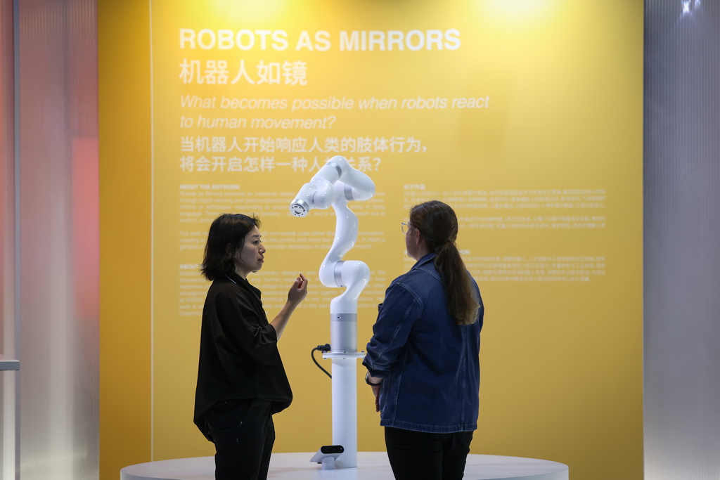 6月20日，工作人员在大连国际会议中心进行最后的准备工作。