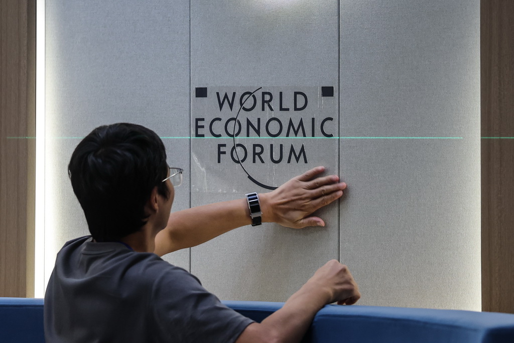 6月20日，工作人员在大连国际会议中心进行最后的准备工作。