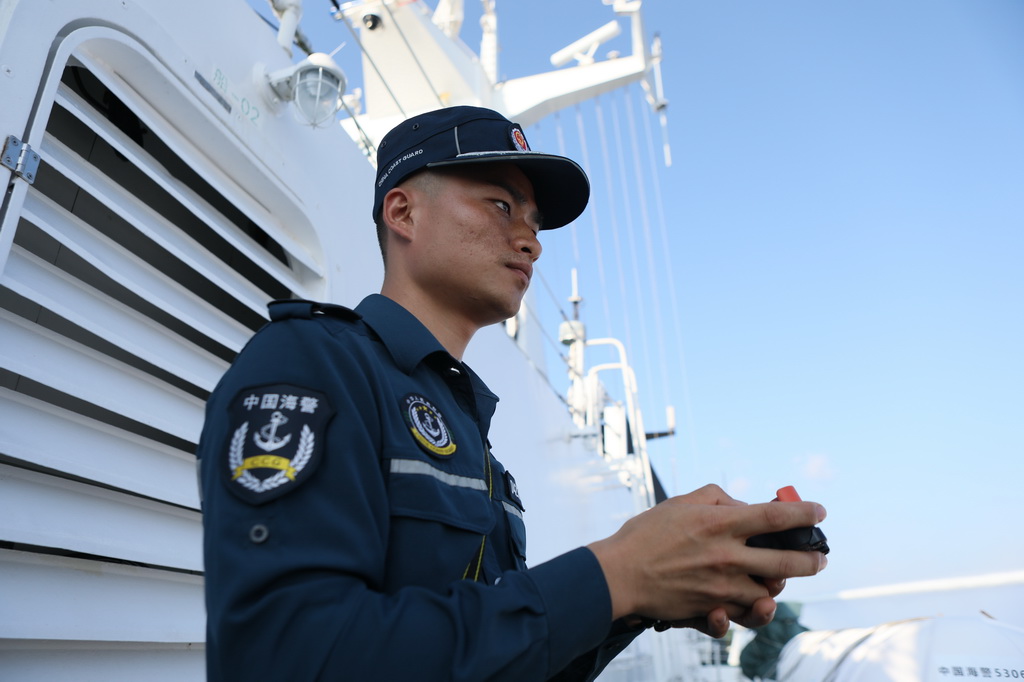 5月21日，中国海警东安舰执法员段元杰在进行水炮精度喷射训练。