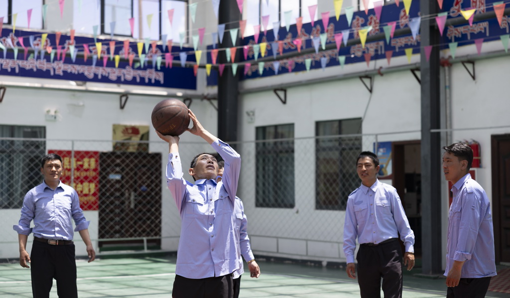 6月18日，在西藏自治区那曲市色尼区，妥如段铁路护路联防大队队员休息间隙在营房打篮球。新华社记者 李梦馨 摄