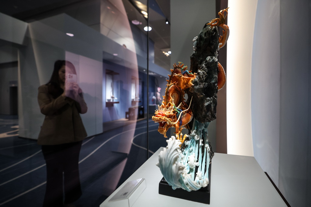 6月23日，与会者在“辽作馆”观看展出的面塑作品。