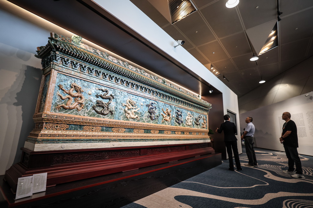 6月23日，与会者在“辽作馆”观看展出的大连贝雕作品。