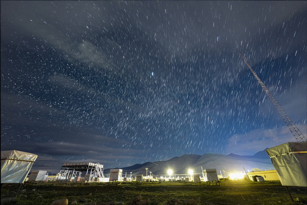 羊八井国际宇宙射线观测站上空的星空（6月20日摄，堆栈照片）。新华社记者 晋美多吉 摄