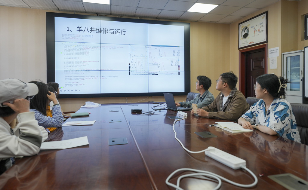 6月24日，西藏大学物理学研究生在西藏大学讨论分析羊八井国际宇宙射线观测站探测器数据。新华社记者 晋美多吉 摄