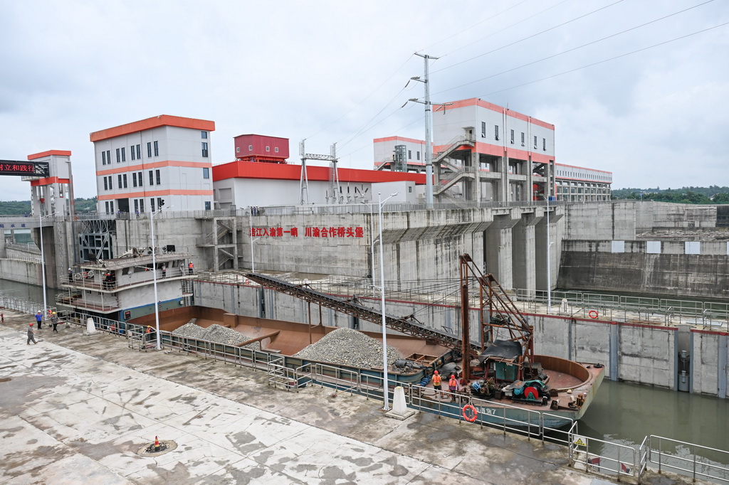 6月29日,潼商货7号货轮通过重庆市潼南区双江航电枢纽船闸。