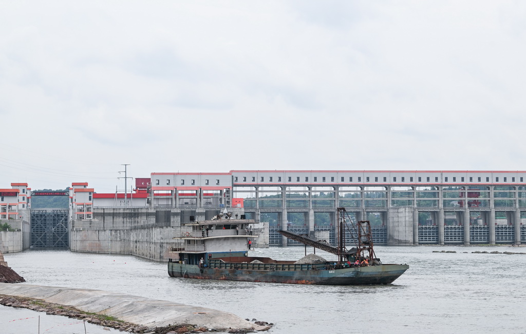 6月29日，潼商货7号货轮成功通过重庆市潼南区双江航电枢纽船闸。