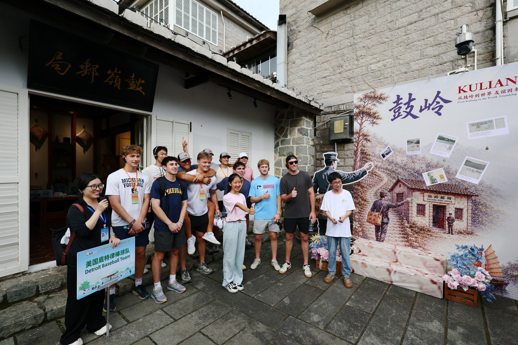 6月29日，在福州鼓岭参观的美国青年学生在鼓岭邮局前与福州小讲解员合影。