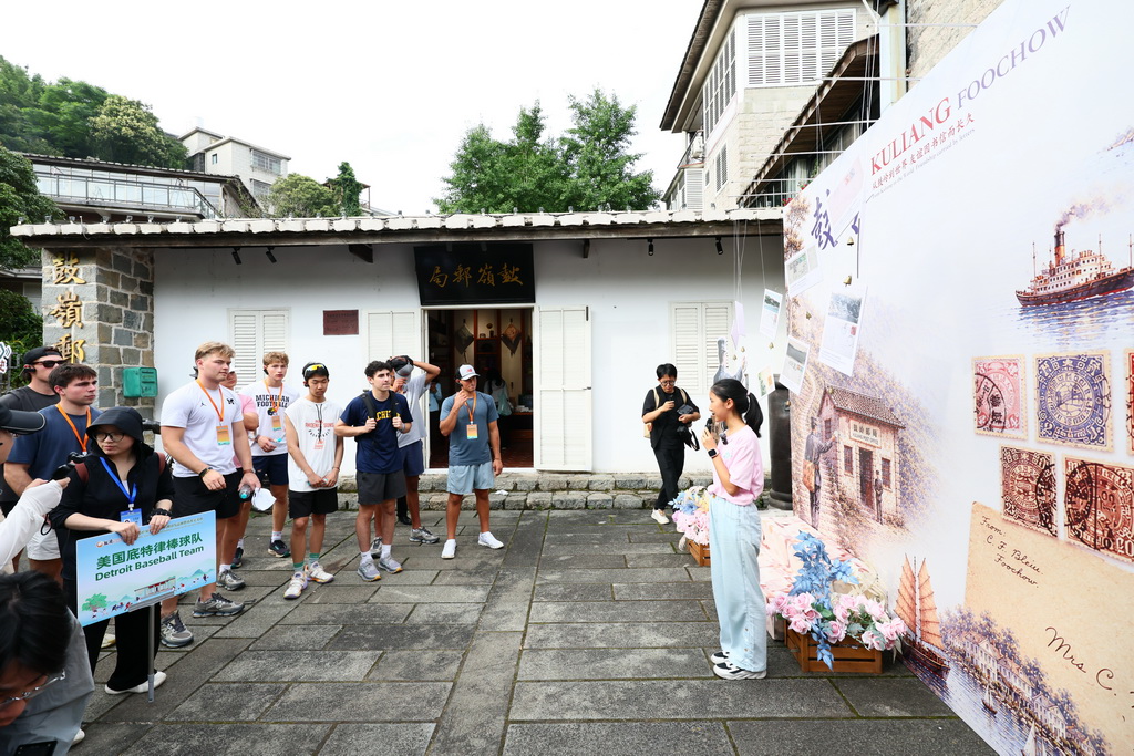 6月29日，在福州鼓岭邮局，福州小讲解员用英语为前来参观的美国青年学生讲解。