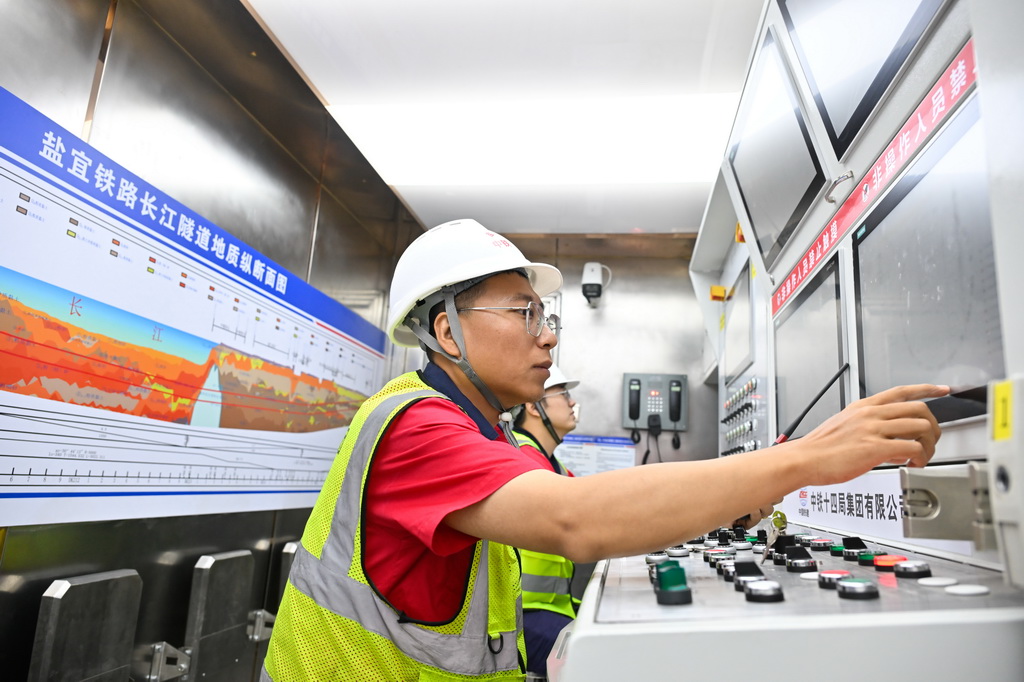 6月30日,中铁十四局技术人员在苏铁“奋楫号”内操作设备。