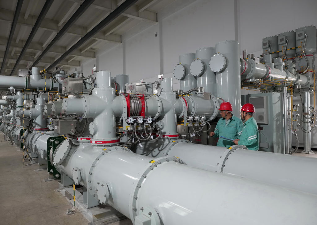 6月29日，工人在位于河北省武安市境内的500千伏超高压邯郸北变电站巡检。