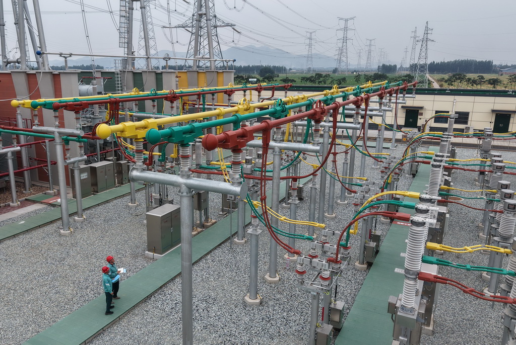 6月29日，工人在位于河北省武安市境内的500千伏超高压邯郸北变电站巡检（无人机照片）。
