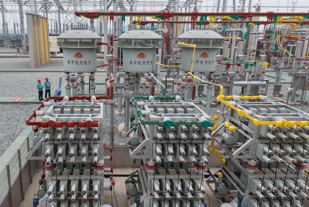6月29日，工人在位于河北省武安市境内的500千伏超高压邯郸北变电站巡检（无人机照片）。