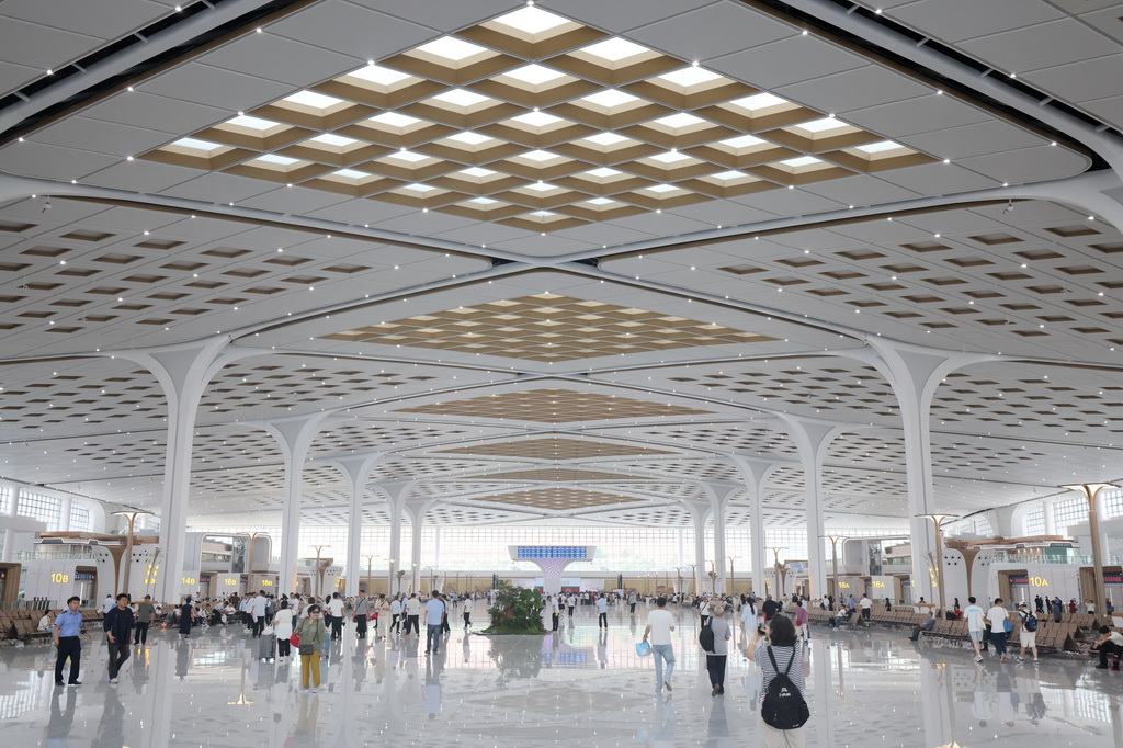 6月30日，旅客在新投用的西安东站候车大厅候车。新华社记者 李一博 摄